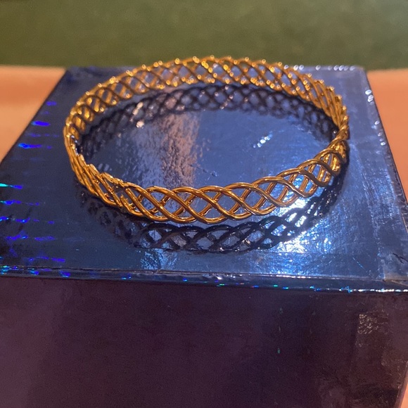 NWT Guess 7 gold tone bangle bracelet set.Brand new,never worn,stackable. - Picture 6 of 14